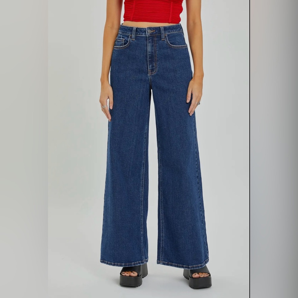 High waist, wide leg, dark wash jean. NWT size 11